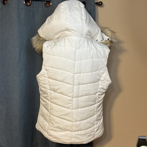Aeropostale White Vest Size L/G. Never worn w/tags - Picture 4 of 7